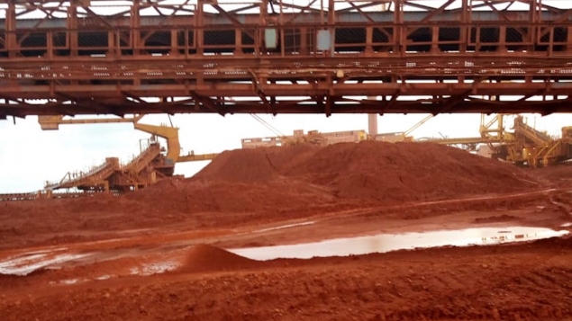 L'exploitation de la bauxite, ici à Boké, en Guinée, produit des boues rouges chargées en métaux et toxiques pour l'environnement ©AJSG